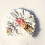 Gorro para bebé con flores y coronita · Corona – color Beige