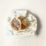 Gorro para bebé con tocado floral · Tocado – color Beige