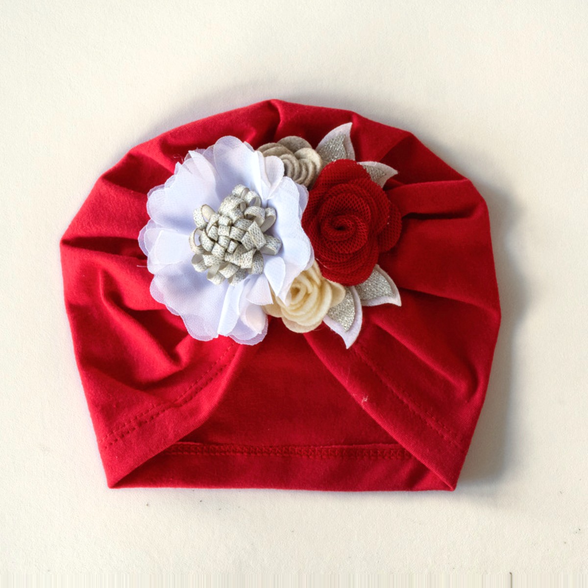 Gorro para bebé con tocado floral · Tocado – color Rojo