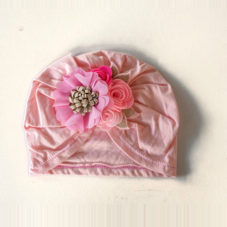 Gorro para bebé con tocado floral · Tocado – color Rosado