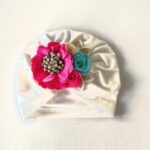 Gorro para bebé con tocado floral · Tocado – color Tuty