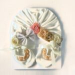 Set de gorro turbante y baletas para bebé con flores · Corona – color Beige