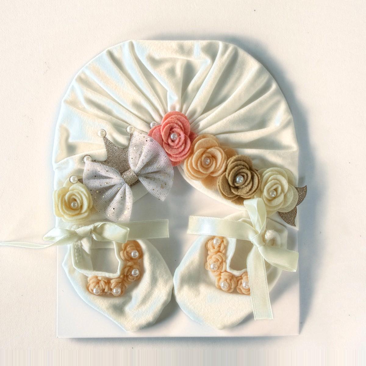 Set de gorro turbante y baletas para bebé con flores · Corona – color Beige