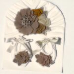 Set de gorro turbante y baletas para bebé con tocado floral · Tocado – color Beige