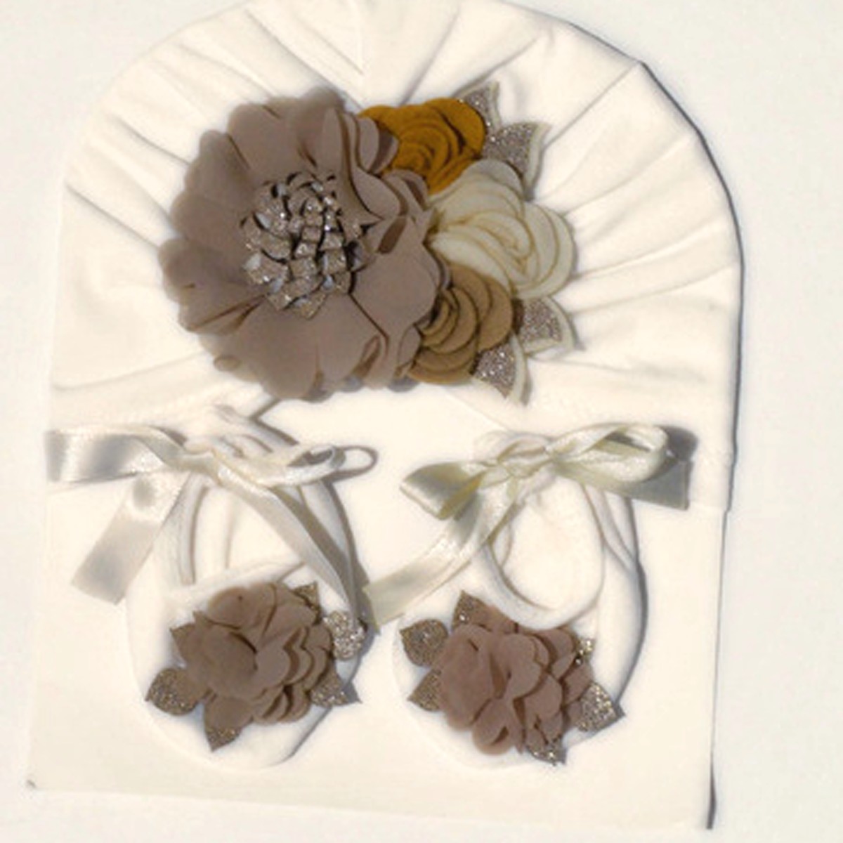Set de gorro turbante y baletas para bebé con tocado floral · Tocado – color Beige