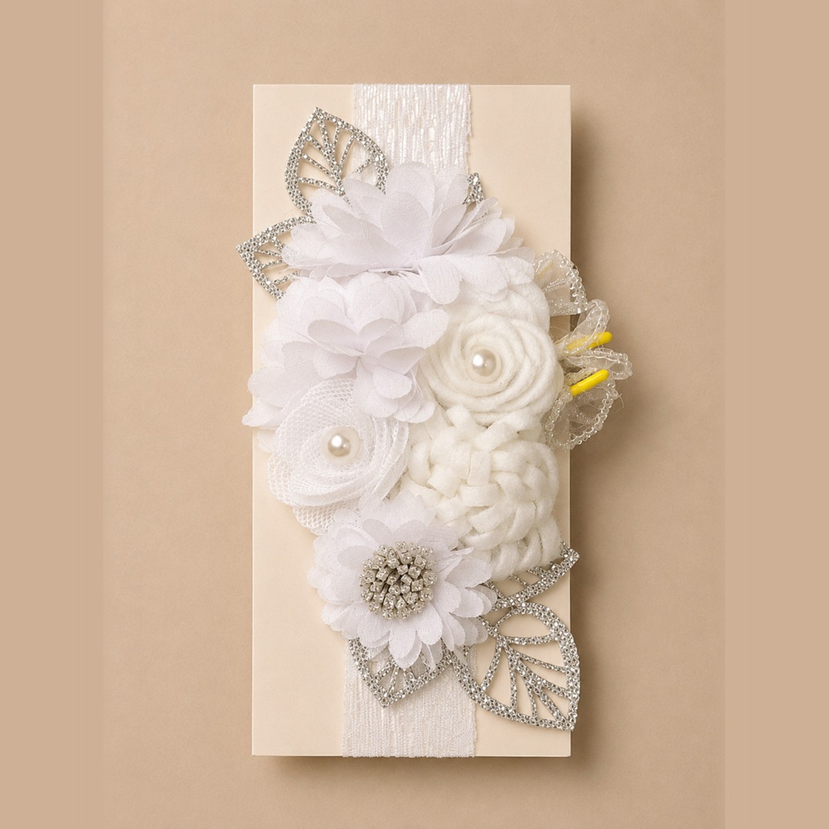 Tocado para bebé con flores y hojas doradas · Amparo – color Blanco