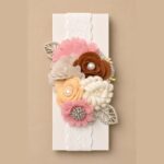 Tocado para bebé con flores y hojas doradas · Amparo – color Tierra