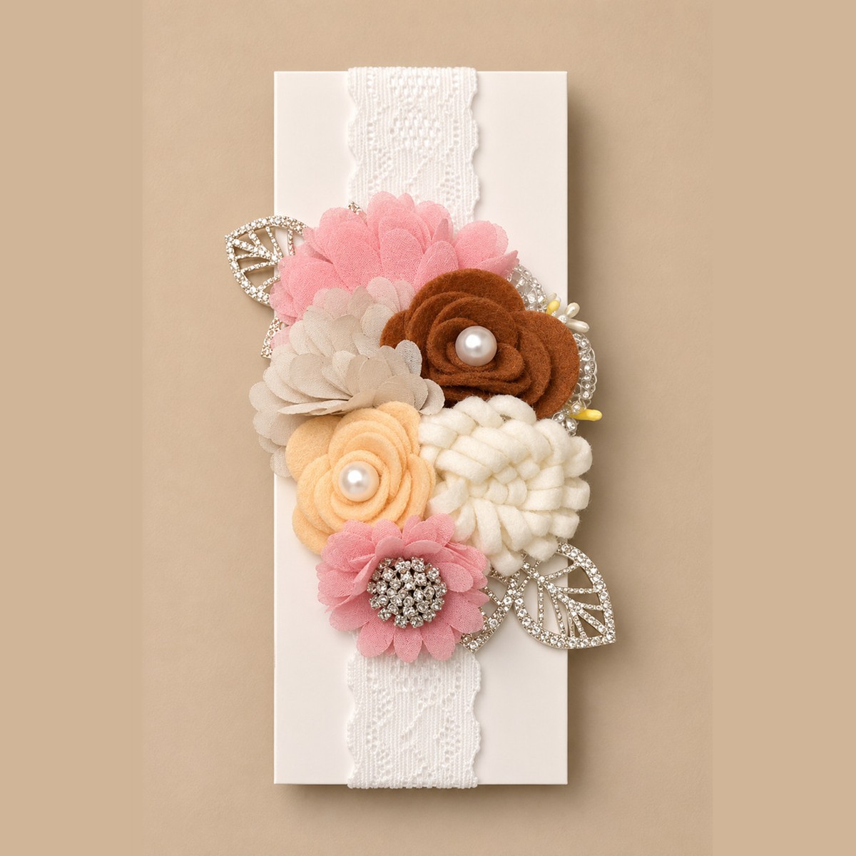 Tocado para bebé con flores y hojas doradas · Amparo – color Tierra