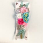 Tocado para bebé con flores, plumas y pedrería · Débora – color Fucsia
