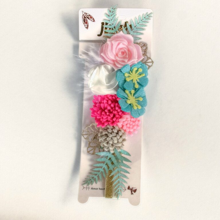 Tocado para bebé con flores, plumas y pedrería · Débora – color Fucsia