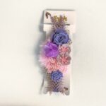 Tocado para bebé con flores, plumas y pedrería · Débora – color Lila