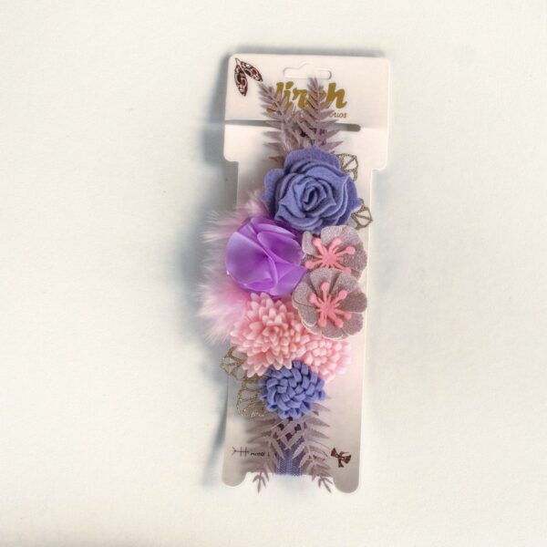 Tocado para bebé con flores, plumas y pedrería · Débora – color Lila