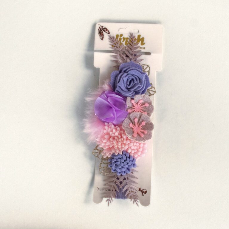 Tocado para bebé con flores, plumas y pedrería · Débora – color Lila