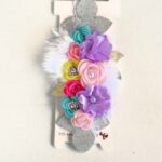 Tocado para bebé con flores y plumas · Gaby – color Tuty