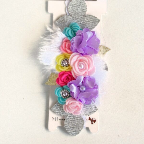 Tocado para bebé con flores y plumas · Gaby – color Tuty