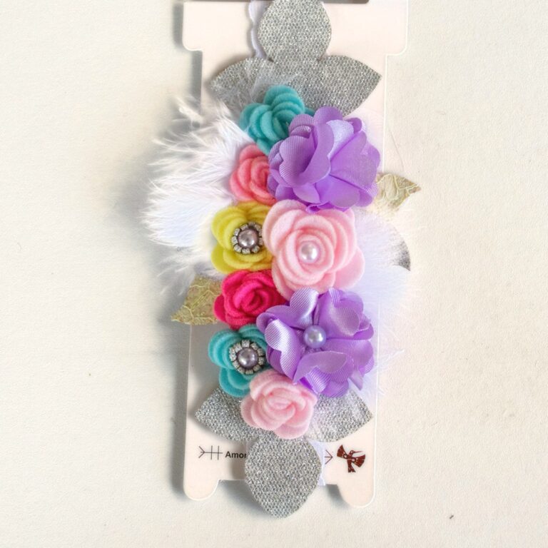 Tocado para bebé con flores y plumas · Gaby – color Tuty