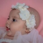 Tocado para bebé con perlas y tul · Preciosa